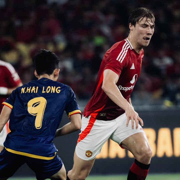 CĐV Man Utd đòi đổi Hojlund lấy... Hai Long.