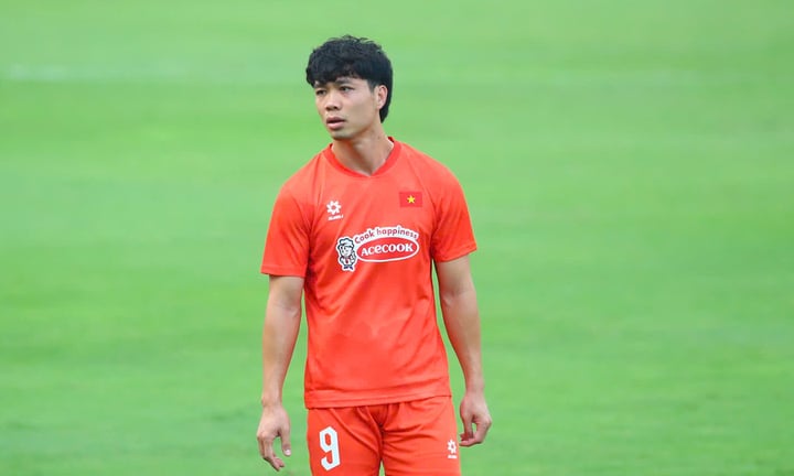 Công Phượng phải chia tay đội tuyển Việt Nam do chấn thương.